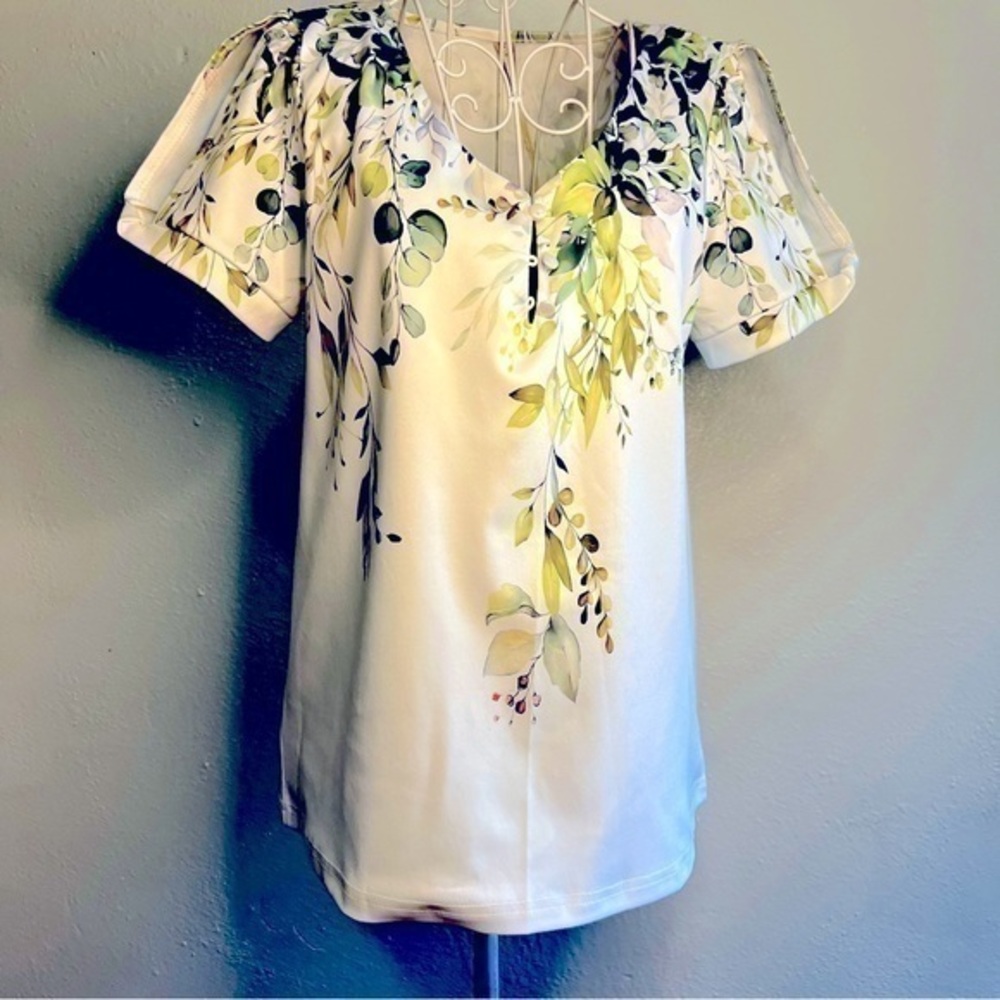 NoraCora short-sleeved white blouse, soft floral pattern. Sz S. NWT.